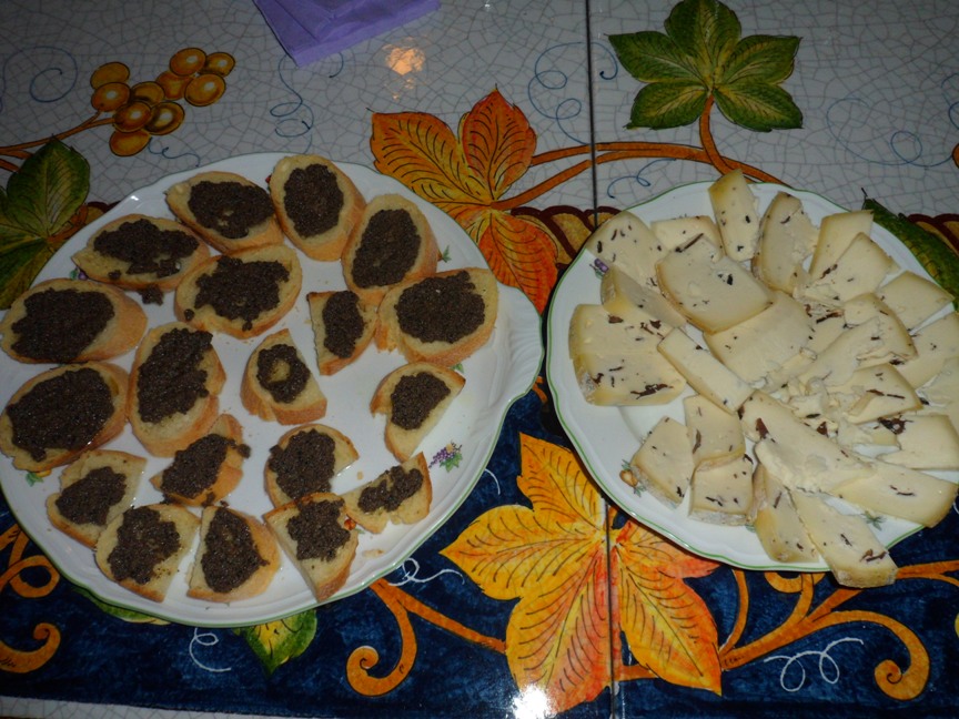 Crostini con salsa al tartufo nero friulano e formaggi