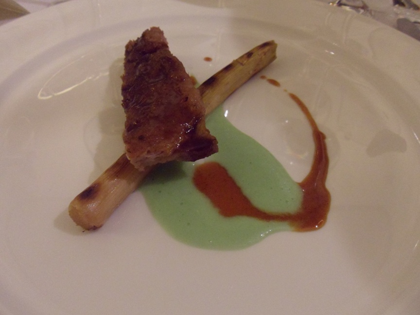 Pluma iberica scottata, spuma di mele e porro cotto nel sale