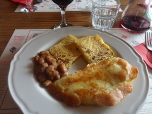 Frico con polenta e fagioli