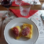 Crostini di polenta con formaggio e salame