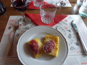 Crostini di polenta con formaggio e salame